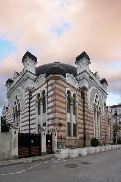 Sofya, Bulgaristan. Mayıs 2023, Sofya Sinagogu 'nun şehir merkezindeki dış görünüşü.