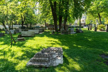 Sofya, Bulgaristan. Mayıs 2023. Arkeolojik bulgular şehir merkezindeki doktorların bahçesinde bulundu.