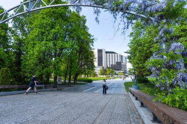 Sofya, Bulgaristan. Mayıs 2023, şehir merkezindeki aşıkların köprüsünün panoramik görüntüsü.