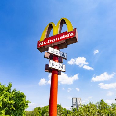 Sofya, Bulgaristan. Mayıs 2023. Mc Donald 'ın tabelası direğin üzerinde 