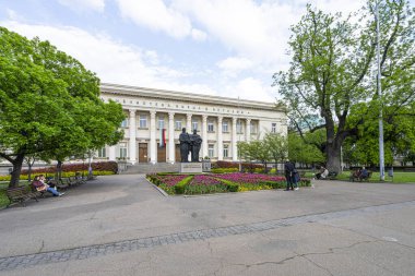 Sofya, Bulgaristan. Mayıs 2023. Şehir merkezindeki Ulusal Kütüphane binasının dış görünüşü