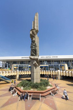 Sofya, Bulgaristan. Mayıs 2023. Şehir merkezindeki Sofya Merkez Tren İstasyonu önündeki anıt.