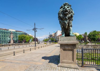 Sofya, Bulgaristan. Mayıs 2023, şehir merkezindeki aslan köprüsünün panoramik görüntüsü.