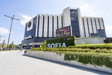 Sofya, Bulgaristan. Şehir merkezindeki Ulusal Kültür Sarayı önündeki fıskiyelerin panoramik görüntüsü Mayıs 2023