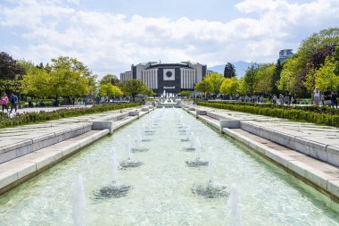 Sofya, Bulgaristan. Şehir merkezindeki Ulusal Kültür Sarayı önündeki fıskiyelerin panoramik görüntüsü Mayıs 2023