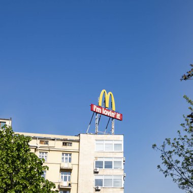 Sofya, Bulgaristan. Mayıs 2023. Mc Donald 'ın saraydaki tabelası. 