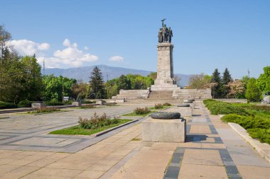 Sofya, Bulgaristan. Mayıs 2023 'te şehir merkezindeki bir parktaki Sovyet Ordusu Anıtı manzarası