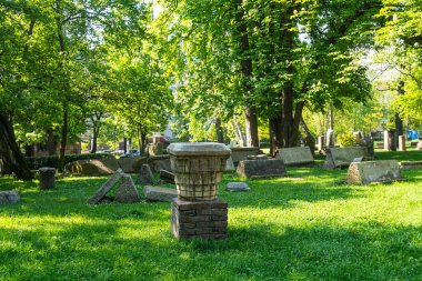 Sofya, Bulgaristan. Mayıs 2023. Arkeolojik bulgular şehir merkezindeki doktorların bahçesinde bulundu.