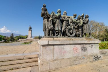 Sofya, Bulgaristan. Mayıs 2023 'te şehir merkezindeki bir parktaki Sovyet Ordusu Anıtı manzarası