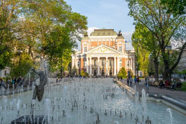 Sofya, Bulgaristan. Mayıs 2023 İvan Vazov Ulusal Tiyatrosu 'nun şehir merkezindeki panoramik manzarası.