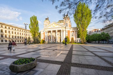 Sofya, Bulgaristan. Mayıs 2023 İvan Vazov Ulusal Tiyatrosu 'nun şehir merkezindeki panoramik manzarası.