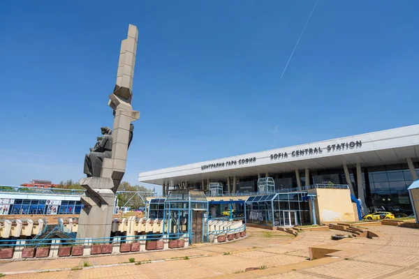 Sofya, Bulgaristan. Mayıs 2023. Şehir merkezindeki Sofya Merkez Tren İstasyonu önündeki anıt.