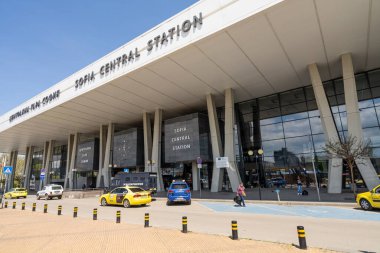 Sofya, Bulgaristan. Mayıs 2023. Şehir merkezindeki Sofya Merkez Tren İstasyonu 'nun dış görüntüsü