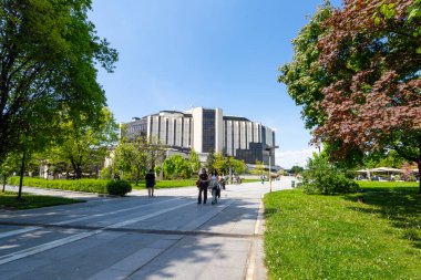 Sofya, Bulgaristan. Şehir merkezindeki Ulusal Kültür Sarayı önündeki fıskiyelerin panoramik görüntüsü Mayıs 2023