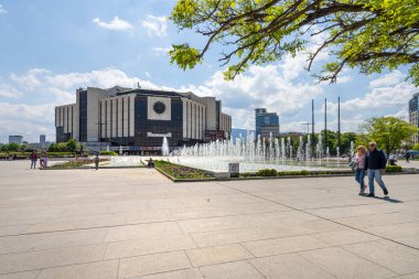 Sofya, Bulgaristan. Şehir merkezindeki Ulusal Kültür Sarayı önündeki fıskiyelerin panoramik görüntüsü Mayıs 2023
