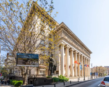 Sofya, Bulgaristan. Mayıs 2023, Sofya Opera ve Bale Tiyatrosu 'nun şehir merkezindeki cephesi