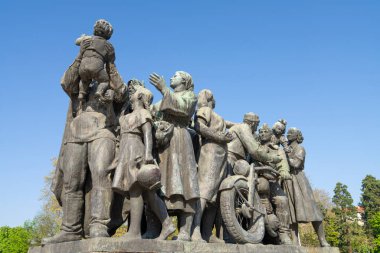 Sofya, Bulgaristan. Mayıs 2023 'te şehir merkezindeki bir parktaki Sovyet Ordusu Anıtı manzarası