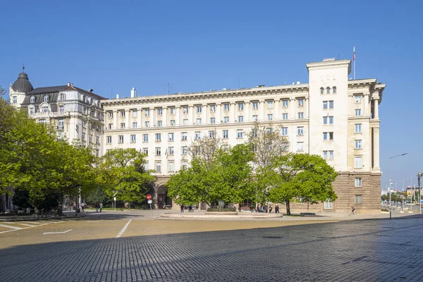 ブルガリアのソフィア 5月20日ブルガリア共和国大統領宮殿前の大統領警備員の市内中心部の景色 — ストック写真