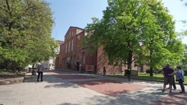 Sofya, Bulgaristan. Mayıs 2023. Şehir merkezindeki Sveta Sofia kilisesinin dış görünüşü.