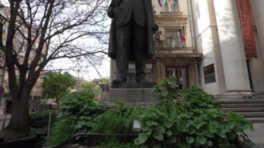 Sofya, Bulgaristan. Mayıs 2023, Sofya Opera ve Bale Tiyatrosu 'nun şehir merkezindeki cephesi