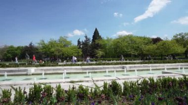 Sofya, Bulgaristan. Şehir merkezindeki Ulusal Kültür Sarayı önündeki fıskiyelerin panoramik görüntüsü Mayıs 2023