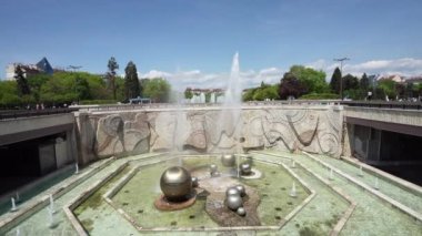 Sofya, Bulgaristan. Şehir merkezindeki Ulusal Kültür Sarayı önündeki fıskiyelerin panoramik görüntüsü Mayıs 2023