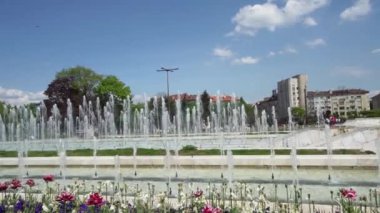 Sofya, Bulgaristan. Şehir merkezindeki Ulusal Kültür Sarayı önündeki fıskiyelerin panoramik görüntüsü Mayıs 2023