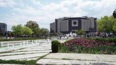 Sofya, Bulgaristan. Şehir merkezindeki Ulusal Kültür Sarayı önündeki fıskiyelerin panoramik görüntüsü Mayıs 2023