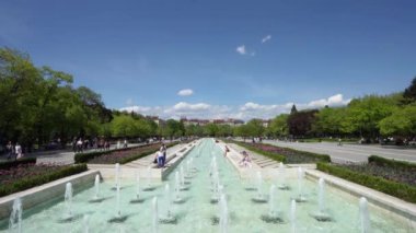 Sofya, Bulgaristan. Şehir merkezindeki Ulusal Kültür Sarayı önündeki fıskiyelerin panoramik görüntüsü Mayıs 2023