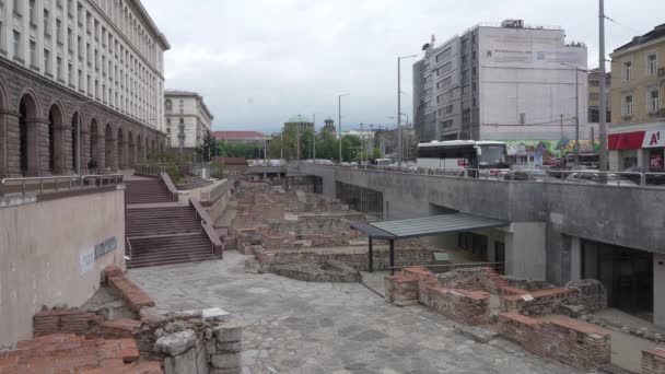 ブルガリアのソフィア 5月20日市内中心部のセルディカ遺跡の古代遺跡の外観 — ストック動画