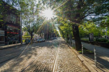 Sofya, Bulgaristan. Mayıs 2023. Şehrin kenar mahallelerinde tramvay rayları olan eski bir cadde.