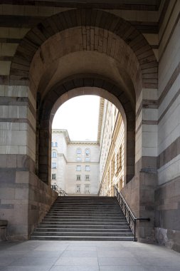 Sofya, Bulgaristan. Mayıs 2023 'te şehir merkezindeki binaların arasındaki kemerin altından geçen bir merdiven.