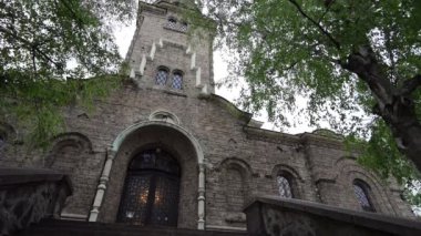 Sofya, Bulgaristan. Mayıs 2023 'te şehir merkezindeki Saint Domenica Ortodoks Katedrali' nin dış görünüşü