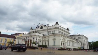 Sofya, Bulgaristan. Mayıs 2023 Bulgaristan Cumhuriyeti Ulusal Meclisi 'nin şehir merkezindeki dış görünümü