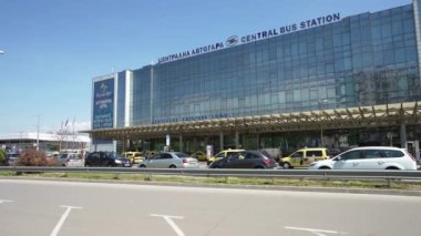 Sofya, Bulgaristan. Mayıs 2023 şehir merkezindeki Merkez Otobüs İstasyonu binasının dış görüntüsü.
