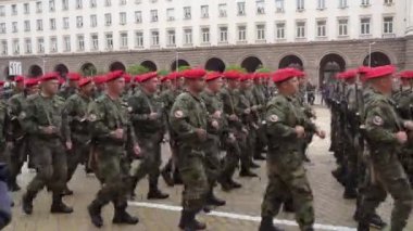 Sofya, Bulgaristan. 6 Mayıs 2023. Gergiovden geçit töreni, Aziz George Günü ve Bulgar Ordusu Günü sırasında yürüyüşe geçen Bulgar askeri birlikleri.