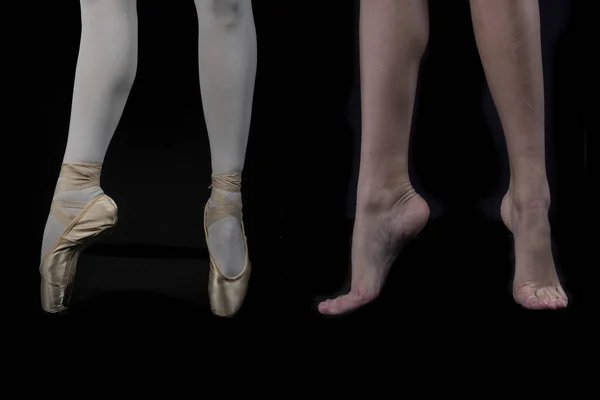 Λεπτομέρεια Των Ποδιών Των Χορευτών Μπαλέτου Pointe Παπούτσια Και Ξυπόλυτος Φωτογραφία Αρχείου