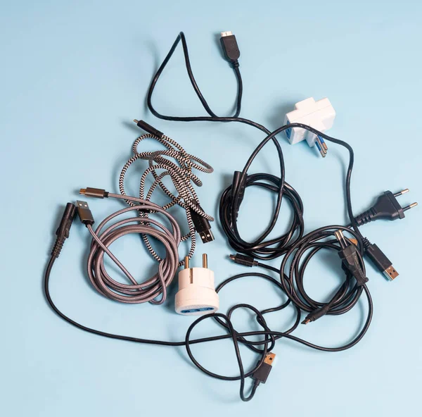 Een Wirwar Van Oude Elektrische Kabels — Stockfoto