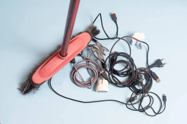 Een Bezem Verzamelt Een Wirwar Van Oude Elektrische Kabels Vloer — Stockfoto