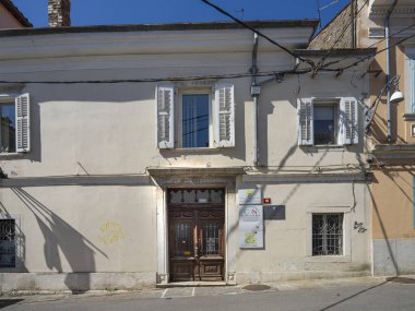 Koper, Slovenya. 2 Temmuz 2023 'te şehir merkezindeki İtalya uyruklu özerk kıyı kesiminin merkezinin dış görüntüsü.