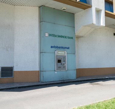 Koper, Slovenya. 2 Temmuz 2023. Intesa Sanpaolo bankasının ATM 'si. Şehir merkezindeki arabaya giriş izni var.
