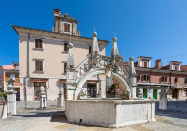 Koper, Slovenya. 2 Temmuz 2023. Şehir merkezindeki Da Ponte çeşmesinin manzarası.