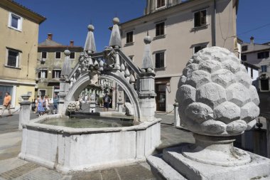 Koper, Slovenya. 2 Temmuz 2023. Şehir merkezindeki Da Ponte çeşmesinin manzarası.