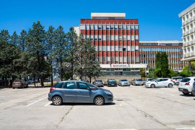 Koper, Slovenya. 2 Temmuz 2023. Şehir merkezindeki Unicredit banka şubesinin dış görüntüsü.