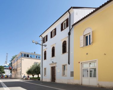 Koper, Slovenya. 2 Temmuz 2023 'te şehir merkezindeki belediye yönetim binasının dış görünüşü