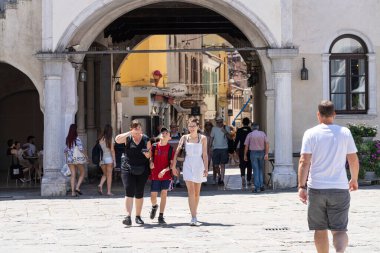 Koper, Slovenya. 2 Temmuz 2023. Şehir merkezinde Tito Meydanı 'nda gezen turistler