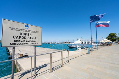 Koper, Slovenya. 2 Temmuz 2023. Şehir merkezindeki marinadaki sınır kapısı.