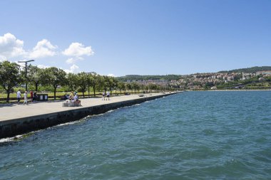 Koper, Slovenya. 2 Temmuz 2023. Şehir merkezindeki yat limanının panoramik manzarası.