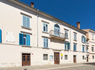 Koper, Slovenya. 2 Temmuz 2023. Koper filatelik kulübünün şehir merkezindeki genel merkezinin dış cephesi.