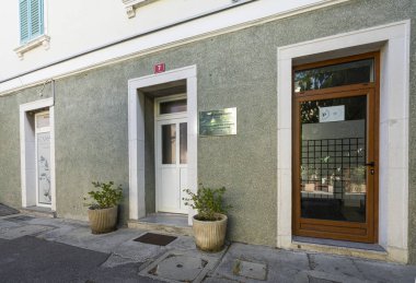 Koper, Slovenya. 2 Temmuz 2023. Şehir merkezindeki mesleki yardım ve terapi kurumunun merkezinin dış görünümü